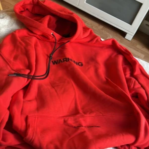 Hoodie  - En hoodie använd en gång så inga noppror eller slitage som ny och mjuk på insidan 