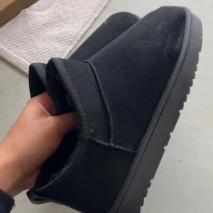 Uggs  - Säljer mina uggs likande skor då dem var för små på mig, enbart testade. Frakten tillkommer. 