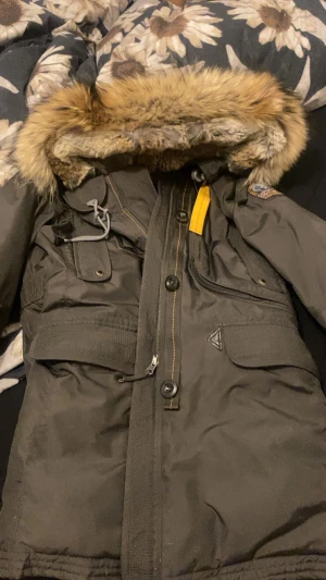 Parajamper - väldigt fin men använder ej, den behöver tvättas men annars är den som ny 