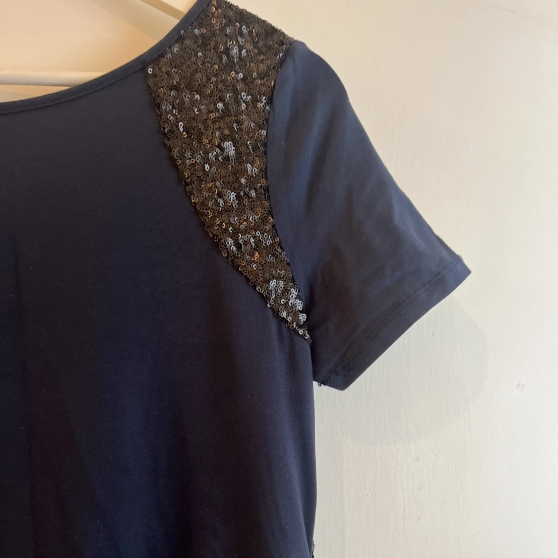 En mörkblå klänning med paljetter  - 91