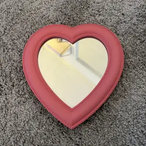 Super gullig spegel formad som ett hjärta 💓18x18 cm