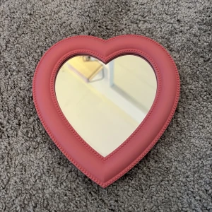 Hjärtspegel💖🪞  - Super gullig spegel formad som ett hjärta 💓18x18 cm