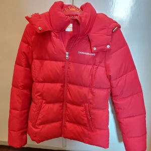 Calvin Klein puffer - Röd Calvin Klein puffer Röd storlek M 