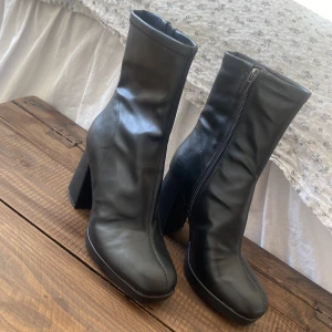 Boots - Helt oanvända boots från Bershka. Storlek 37. Klacken är 7,5 cm.