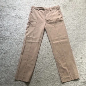 Zara Finbyxor - Limited edition A/W 2020 Collection   Byxa med sömn från Zara  Storlek: 40  Färg: Persika