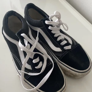 Vans skor  - Säljer dessa vans skor bra kvalitet lite smutsiga men går bort om man tvättar dom säljer för att dom är för små pris kan diskuteras 
