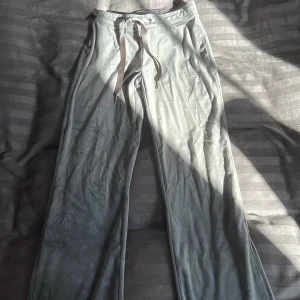 gråa mjukis byxor strk xs - jätte fina o mysiga rymdgråa mjukisbyxor i storlek xs🩶