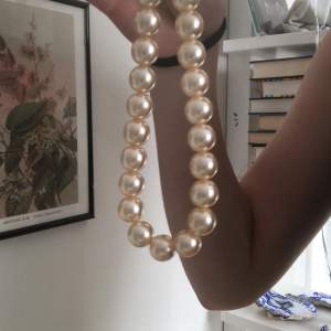 Väldigt vackert pärl halsband, går att bära som armband dessutom om så önskas. Pärlorna är ganska tjocka och dom har en fin krämig färg. Det är bara att skriva om det finns funderingar🫶