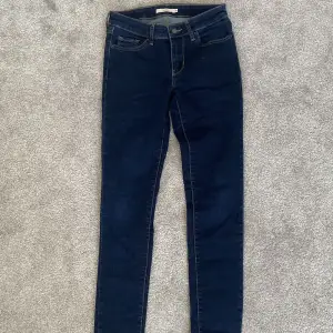 Mörkblå Levis jeans i modell 711 skinny. Bra skick. De är i storlek 26 men passar mig bra som brukar ha storlek 34 på vanliga jeans.