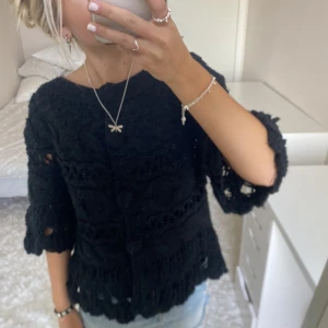 Trekvartsärmad kofta - Säljer denna stickade trekvartsärmade kofta. Har du någon fråga är det bara att höra av dig🫶🏻