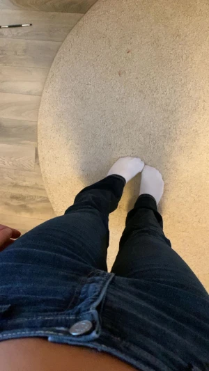 Armani jeans - Mörkblå armanijeans i toppskick, hittar inte storleken men skulle säga 34-36. Jag är 168cm för referens. Nypriset var ca 1600.