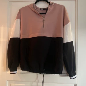 Tröja från Zara - Tröja med luva från Zara. Stl xs.