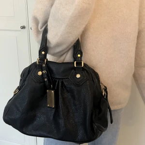 Marc Jacobs Classic Q. Pris diskuterbart - Så snygg väska som rymmer mycket och passar till allt!! Den är i väldigt fint skick och i 100% läder. Men tyg på insidan då. De enda slitagen är en liten fläck av bläck på tyget inåt men inget som syns. FINNS MED ETT LÅNGT BAND