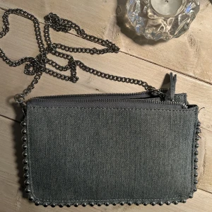 Asfin Zara väska  - Säljer min zara väska som jag köpte i somras och bara använt tvp gånger. Säljer pågrund av att den helt enkelt inte kommer till användning❤️