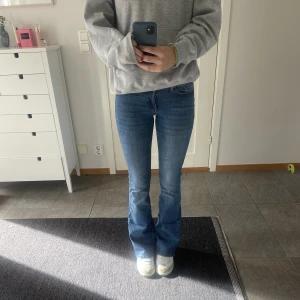 Vero Moda jeans  - Blåa Vero Moda jeans i modellen ”flared jeans” W25 L 32