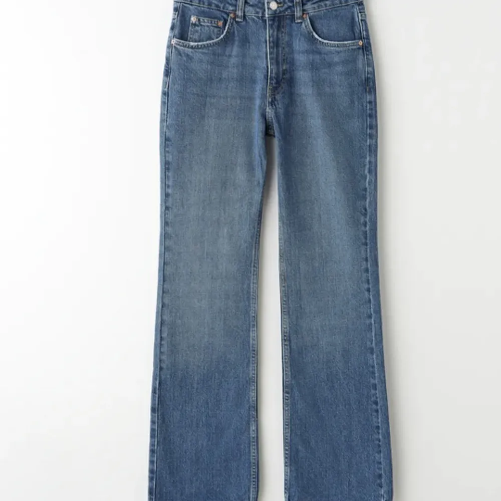 Bootcut jeans från gina tricot. Aldrig använda bara testade. Dem är i petite 42 men fungerar på mig som är 167.  Nypris 500 säljer för 350kr. . Jeans & Byxor.