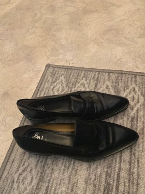 Trumans Loafers leather  - Säljer nu dessa fina skor som är i storlek 38. Helt oanvända  Kan tänka mig på ner i pris