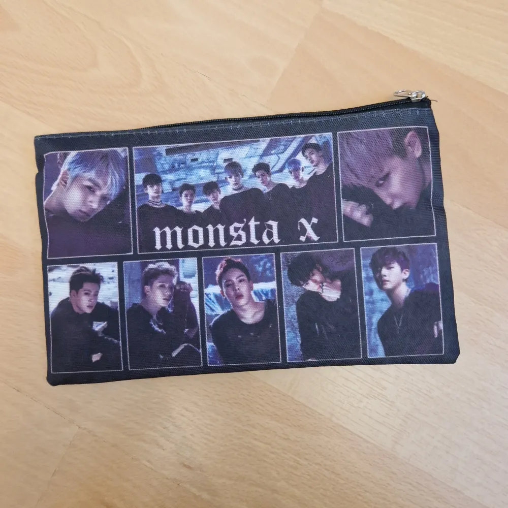 Necessär med 2 fack med MONSTA X, kpop. Aldrig använd så mycket bra skick!   Kan även skickas som brev, då blir frakten endast 15 kr, skriv så fixar vi det! 🥰. Övrigt.