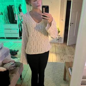 Stickad tröja  - En finstickad beige tröja i storlek M från Zara, nästan helt oanvänd pga för stor ❤️Orginalpris: 499kr