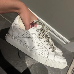 Zadig sneakers  - Säljer dessa super fina Zadig & Voltaire sneakers i stl 40, men passar även mig med 39. 😍 Nypris ligger på 3450:- från zadigs egna hemsida där det är köpa. Ingår alla tillbehör osv. 😍😍😍 Fint skick men några små defekter kan skicka bild!!