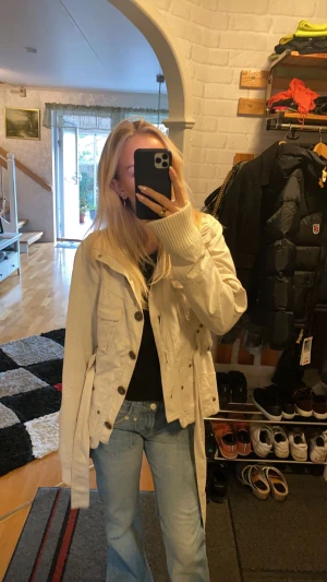 Jacka  - Super fin beige/Créme färgad jacka från Only i storlek M men passar en S väldigt bra. Använd men fin! 