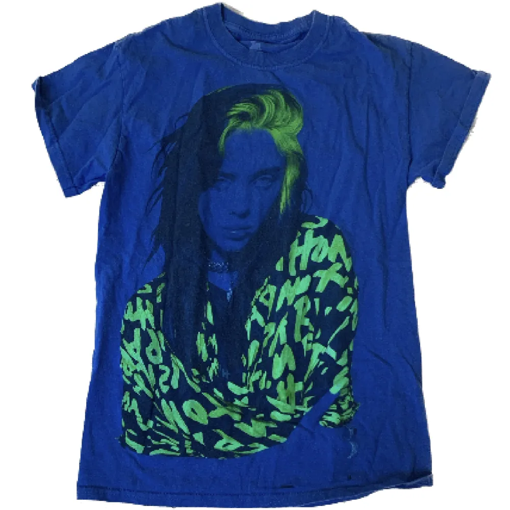 En neon blå Billie Eilish tröja. Går inte att köpa längre. Köpte för 300kr. Lite oversize. Har nästan aldrig används. Frakt ingår ej💙❄️. T-shirts.