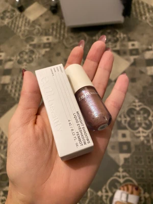 REM Midnight shadows - Liquid eye shadow - Midnight shadows - Liquid eye shadow bara använda 1 gång. Helt nya