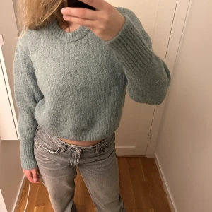 Stickad tröja från zara - Säljer denna croppade stickade tröjan från zara eftersom den aldrig kommer till användning. Köpte den på zara för typ 4 år sedan och använt typ 2 gånger. Den är storlek L men som ni ser på bilden så är den inte så stor, skulle säga s/m💚