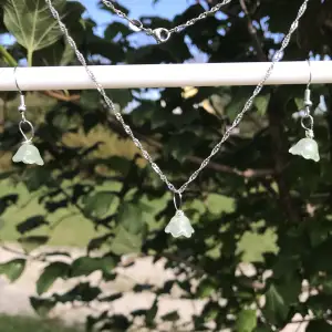 Jättesnyggt smyckeset av ljusgröna blommor, örhängen och halsbandshänge. Örhängen är sterling silver. Nytt oanvänt och handgjort. Finns att göra i fler färger ( bild 3 )🌺 kontakta gärna vid frågor☺️🌸finns fler smycken på min profil.