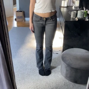 Victoria Beckham jeans  - Victoria Beckham jeans i storlek 31, vilket är ungefär 36.💓 säljer då dom är lite för korta för mig, jag är 167