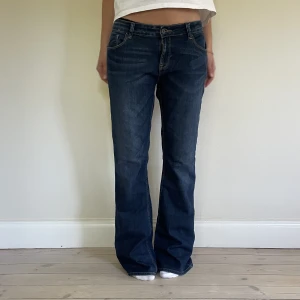 Lågmidjade jeans - Super fina lågmidjade jeans! Storleken står tyvärr inte i jeansen, men skulle säga att det är ca M. 