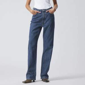 Marinblå tvättade jeans från weekday i modellen Rowe💞