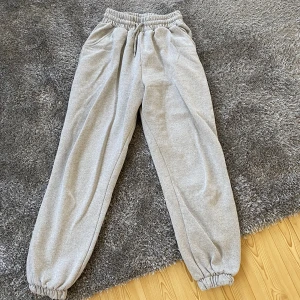 Säljer ett par helt nya mjukisbyxor. - Säljer ett par helt nya mjukisbyxor, aldrig använda. Jag har storlek 38 och dom är storlek 36, det är därför jag säljer dom. Skitsnygga ifrån ZARA. Och väldigt sköna att ha på💖💖