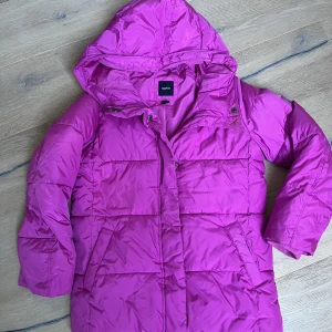 GAP vinterjacka  - Lila/rosa vinterjacka i mycket fint skick. Rök- och djurfritt hem. Storlek 160 cm