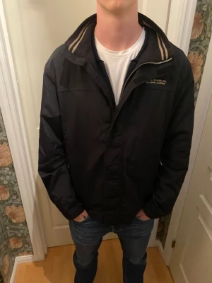 Ralph lauren jacka - Säljer min riktigt snygga ”fieldjacket” från Ralph Lauren som är perfekt till hösten/vinter. Skick 9/10✅. Tveka inte att ställa frågor eller funderingar. Kan gå ner i pris vid snabb affär✅