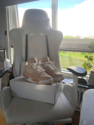 Jordan 4 retro shimmer  - Typ helt nya Jordan 4 retro shimmer i storlek 40,5. Köpta från 2am club. Allt og finns kvar. Använda typ 3 gånger så de är nästan som nya. Nypris på bla soleplus är 4000 kr. Vid fler frågor kom dm. 