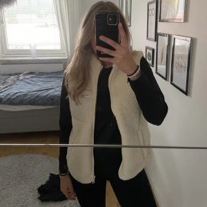 Teddy väst - Säljer en jättesnygg och trendig teddy väst i storlek S.Den är änvänd fåtal gånger. Säljer för 200