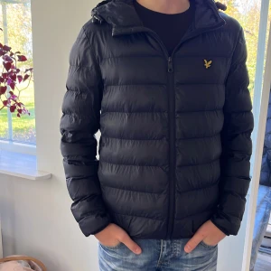 Lyle scott jacka  - Tja säljer en lylen scott jacka som är perfekt till hösten. Skick 8/10, mitt pris 599. Hör av er vid minsta lilla. MVH Simon 