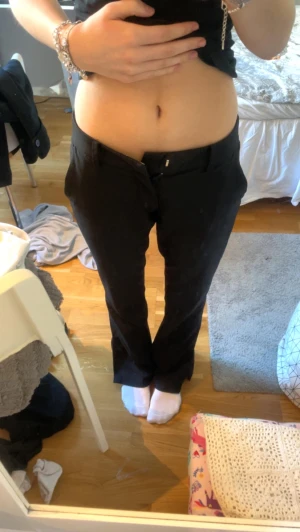 Lågmidjade kostymbyxor  - Lågmidjade kostymbyxor från bikbok, fint skick o nästa inte använda, säljer för de är för små 