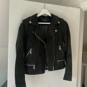 Mockajacka  - Mockajacka i storlek M, men skulle säga att den är som en S. I nyskick, använd ett fåtal gånger. Mörkgrön mockajacka från VeroModa, nypris 1149kr.