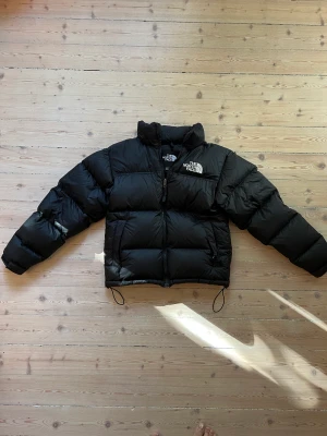 North Face 1996 Retro Nuptse Jacket - Jag säljer en North Face Puffer jacka i storlek XS då den är för liten för mig. Extremt bra skick eftersom jag inte använt den så mycket. Ny pris 3100kr köpt på North Face officiella butik.