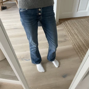 Zara jeans - Säljer jeansen för att de är för korta för mig och gillar inte modellen så mycket, använt dom typ 2-4 gånger.