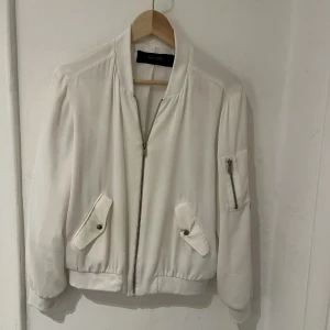 Bomberjacka - Vit bomberjacka från Zara