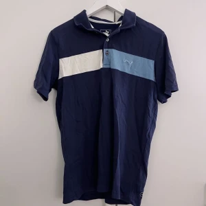 T-shirt - T-shirt från Puma med krage och knappar fram. 