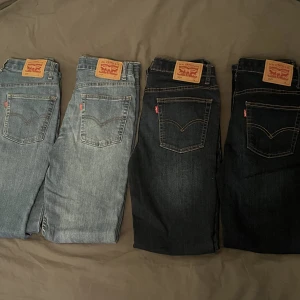Levis 512 slim jeans - Feta Levis slim jeans- strl 16A och den längst till vänster 14A, dm för info. Alla är i nyskick 10/10. Köpt i på Nk och vid arkaden, för 850kr/st. Skriv i dm för funderingar.