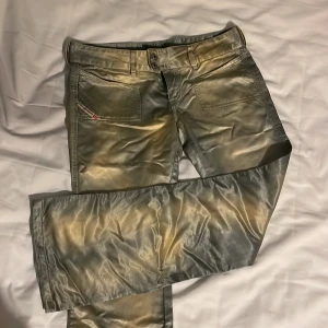 Diesel byxor - Så coola dieselbyxor som tyvärr blivit för små för mig, de är lite metallic blå och beiga irl😊ganska små i storlek