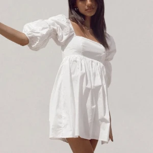 Klänning - Säljer denna fina klänningen som passar bra till student eller midsommar! Helt oanvänd