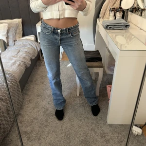 Lågmidjade jeans - Lågmidjade jeans i från zara, fint skick, passar mig som brukar ha 34 🤍
