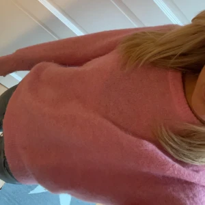 Stickad tröja - Säljer denna stickade tröjan från Cw. Säljer då den inte kommer till användning! Är i fint skick💓