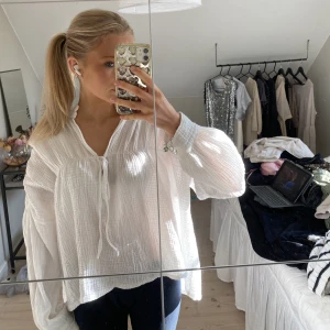 Fin vit blus - Jättefin vit blus i jättefint skick, säljer då den inte kommer till användning längre!⭐️⭐️